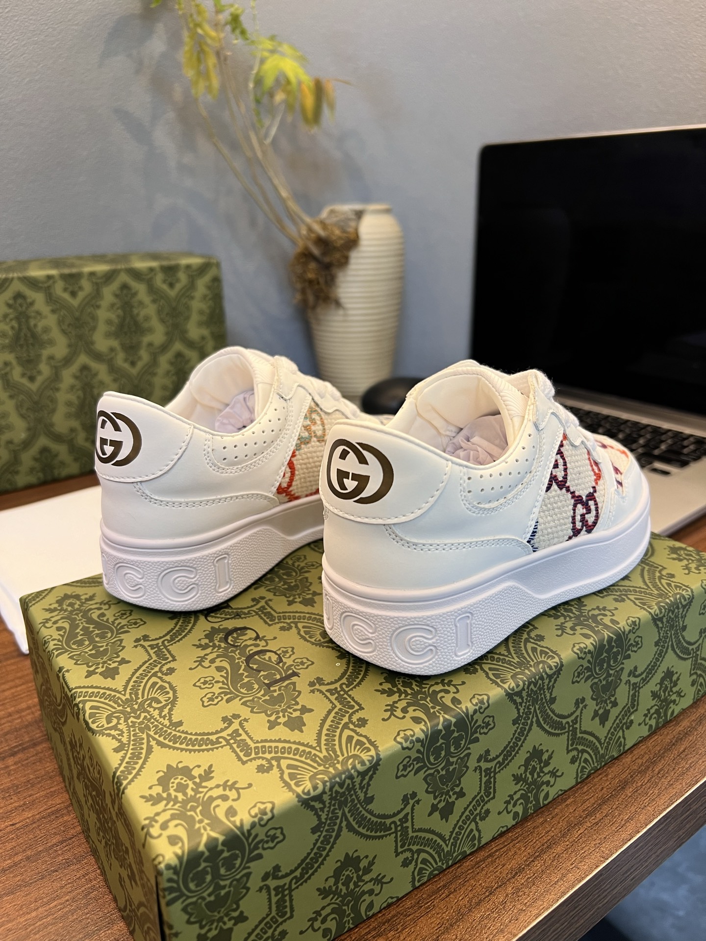 Children's shoes child
